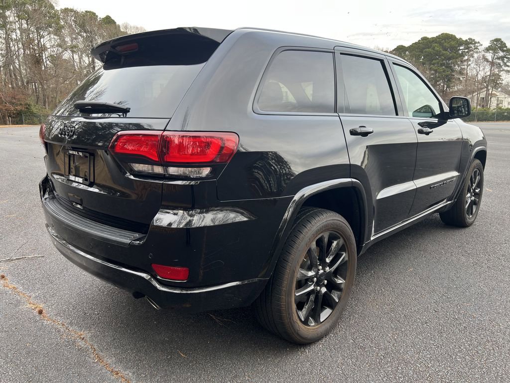Used 2022 Jeep Grand Cherokee Laredo X image 3