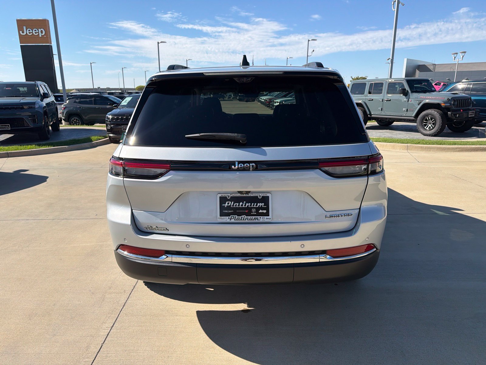 Used 2022 Jeep Grand Cherokee Limited w/ Luxury Tech Group II RWD image 4