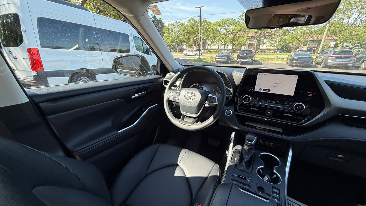 Used 2026 Toyota Highlander XLE AWD/4WD image 11