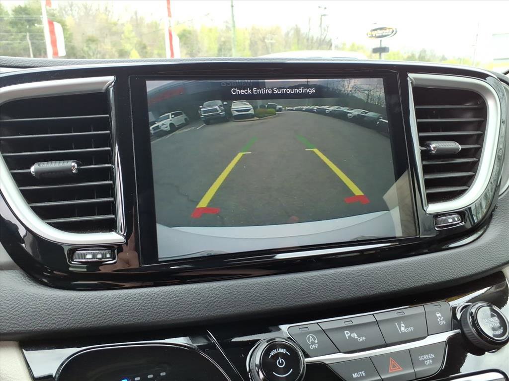 Used 2024 Chrysler Pacifica Touring-L image 10
