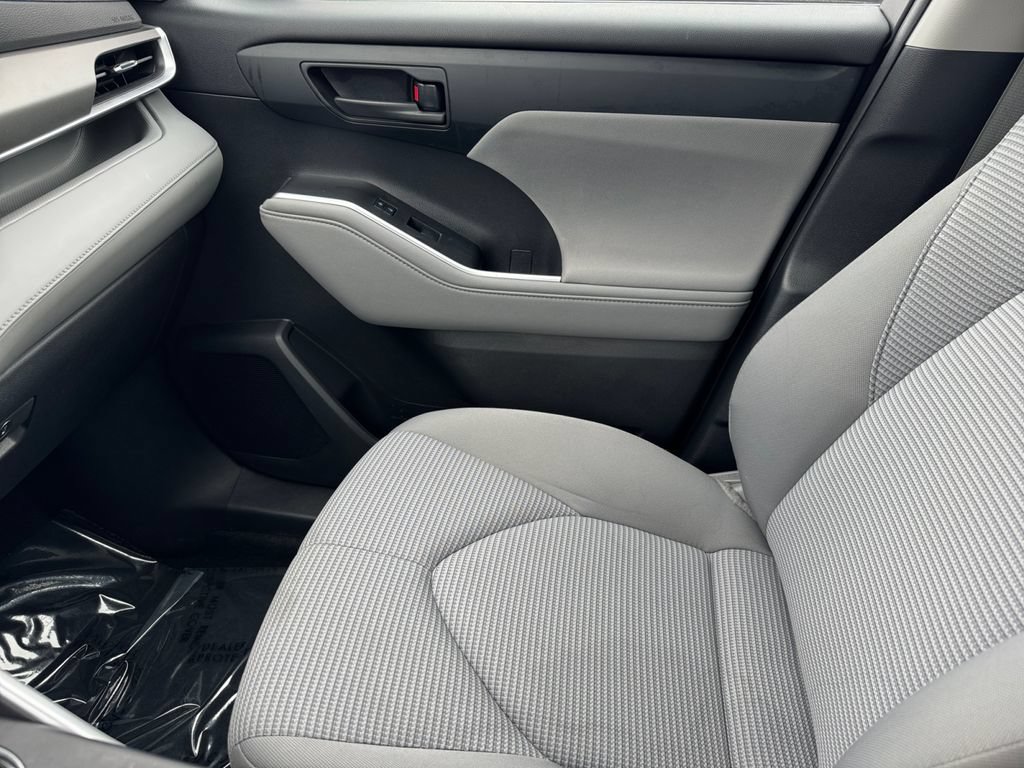 Used 2021 Toyota Highlander LE AWD/4WD image 30