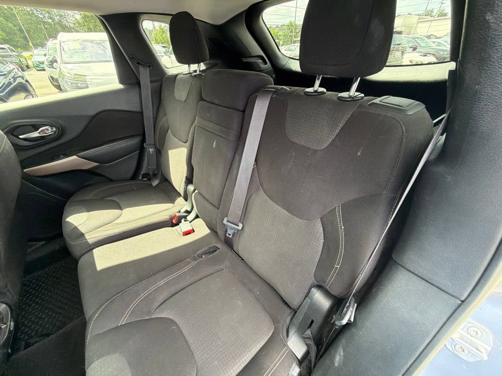 Used 2017 Jeep Cherokee Latitude w/ Cold Weather Group AWD/4WD image 14