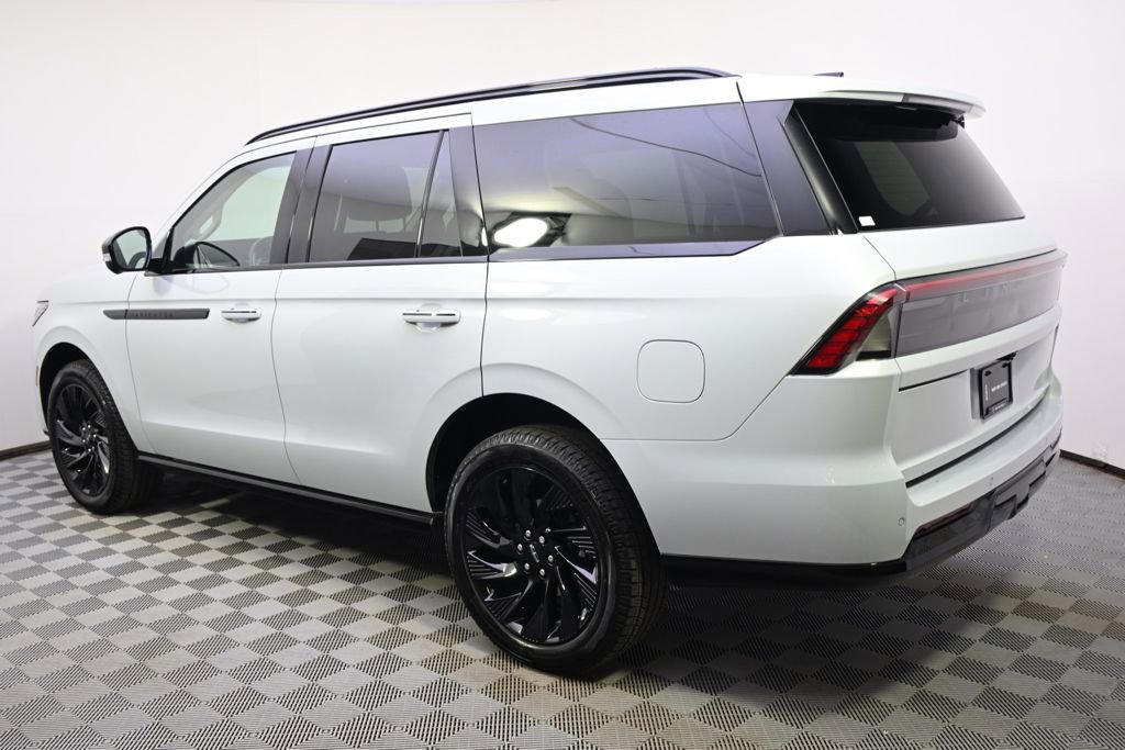 New 2026 Lincoln Navigator Reserve w/ Jet Appearance Package AWD/4WD image 3