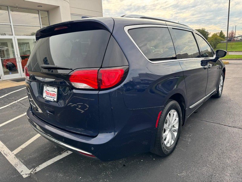 Used 2019 Chrysler Pacifica Touring-L FWD image 3