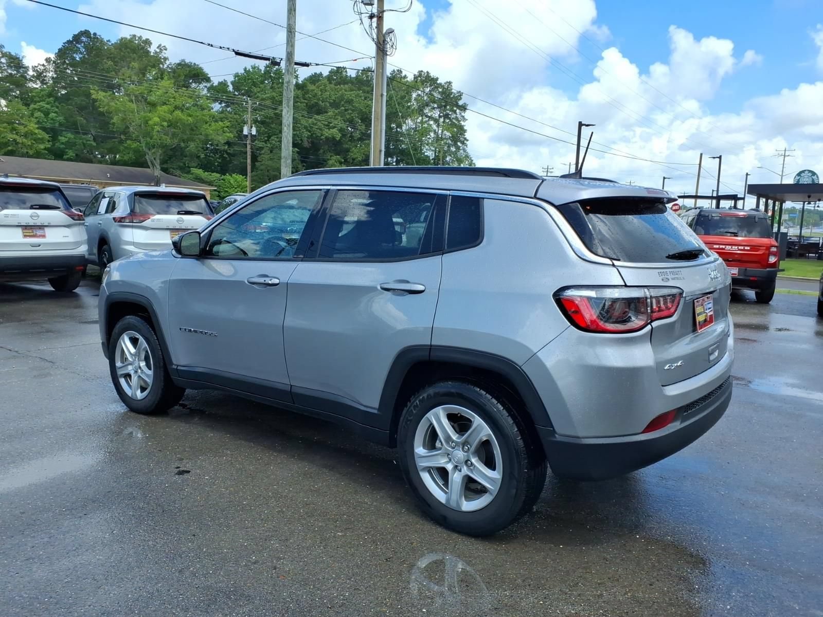 Used 2024 Jeep Compass Latitude AWD/4WD image 3