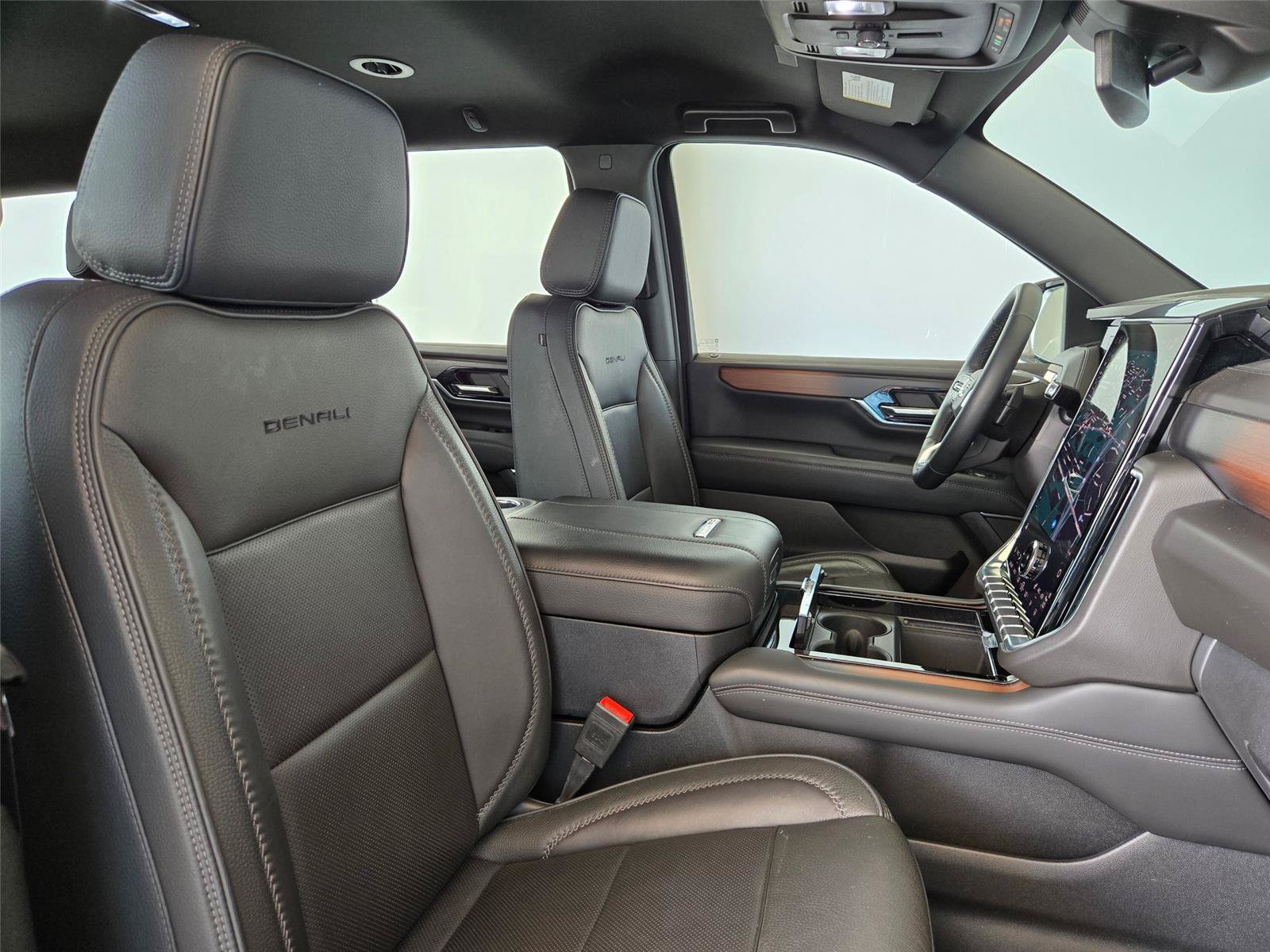 Used 2025 GMC Yukon Denali RWD image 30