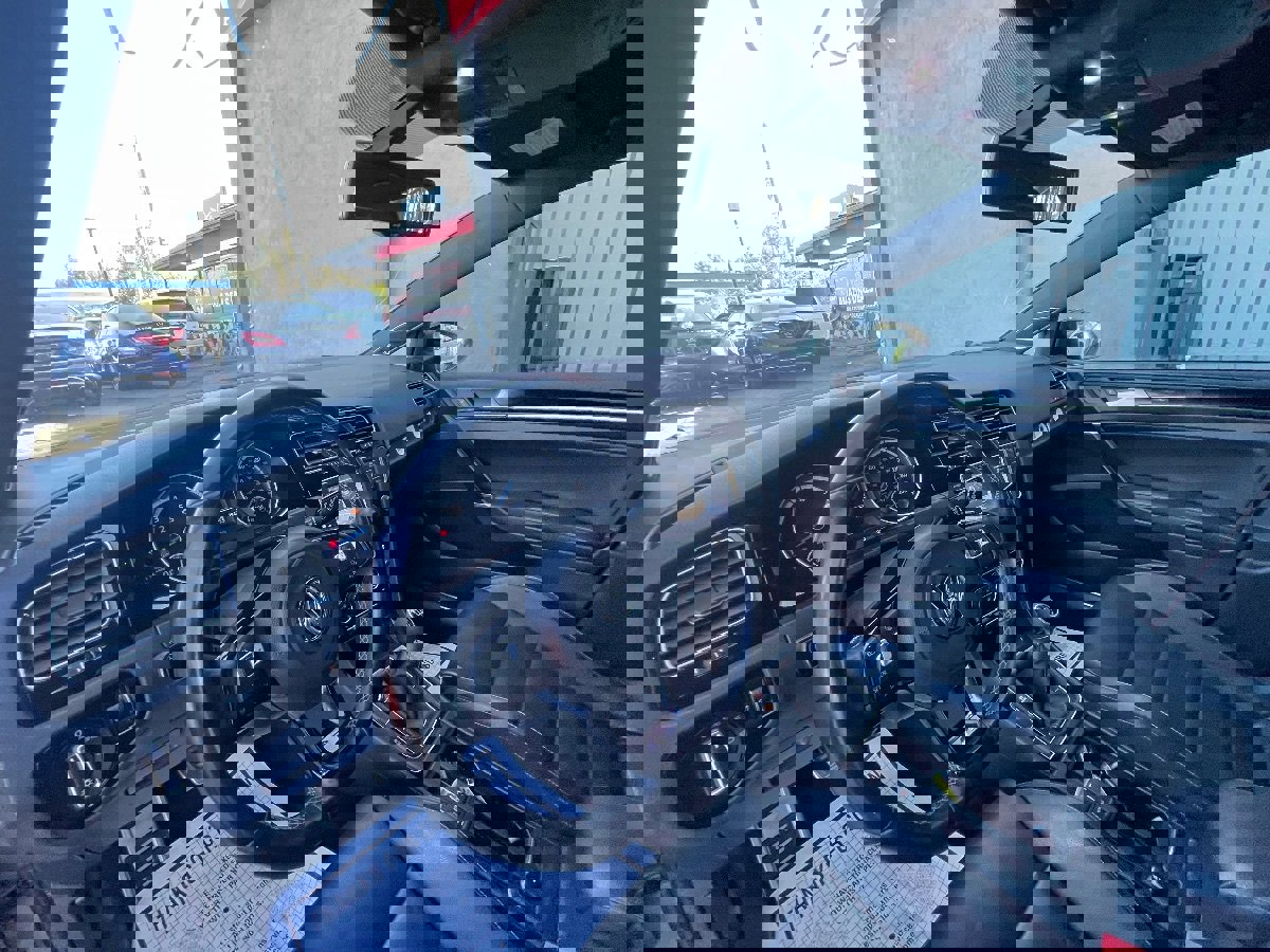 Used 2016 Volkswagen Golf R 4-Door image 9