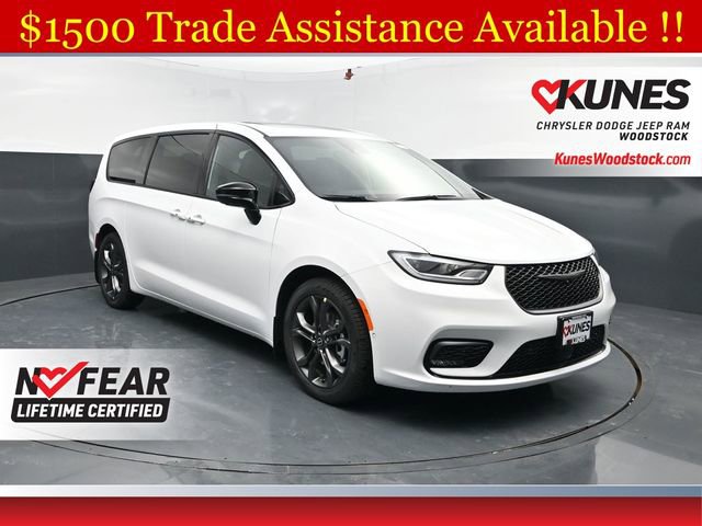 New 2026 Chrysler Pacifica Select image 1