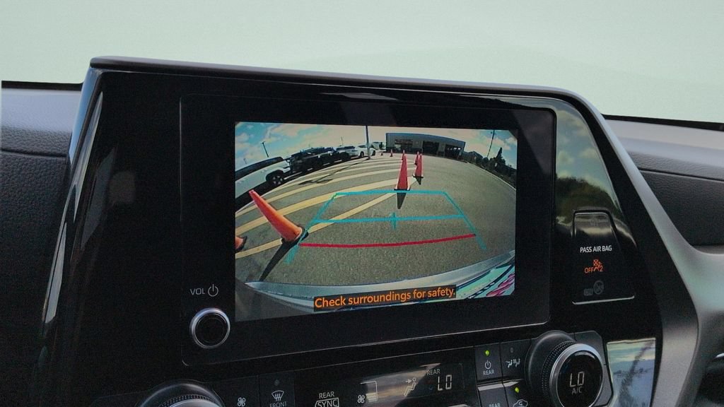 Used 2023 Toyota Highlander LE FWD image 17