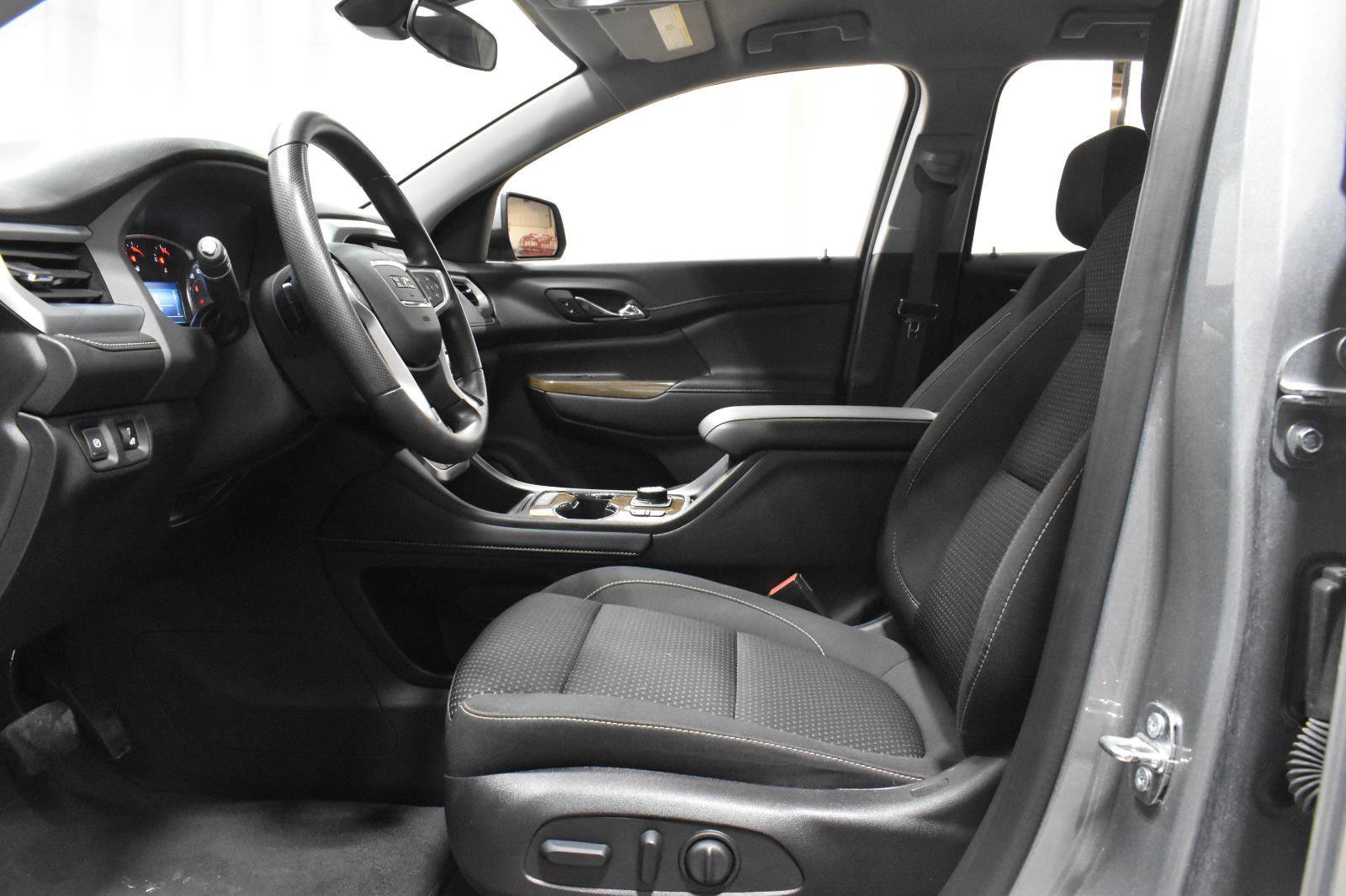 Used 2023 GMC Acadia SLE w/ Driver Convenience Package image 3