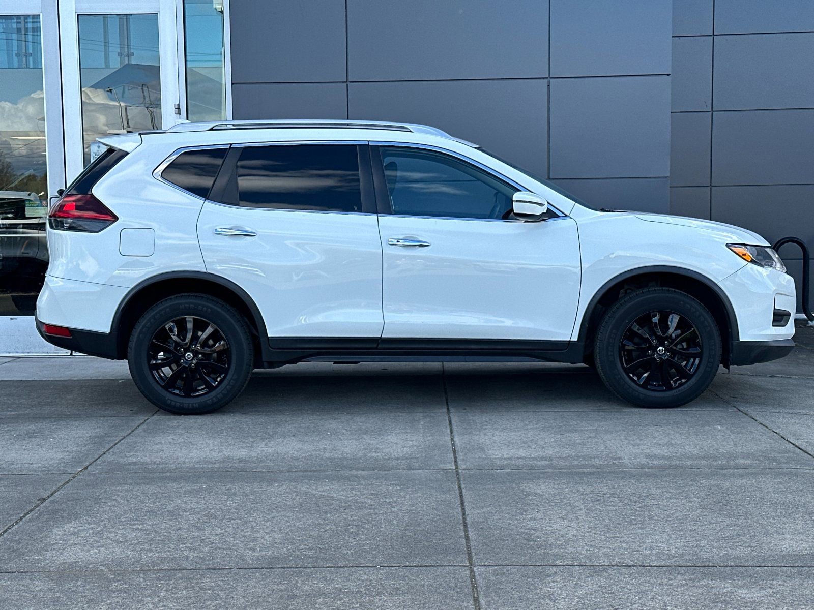Used 2020 Nissan Rogue SV image 2