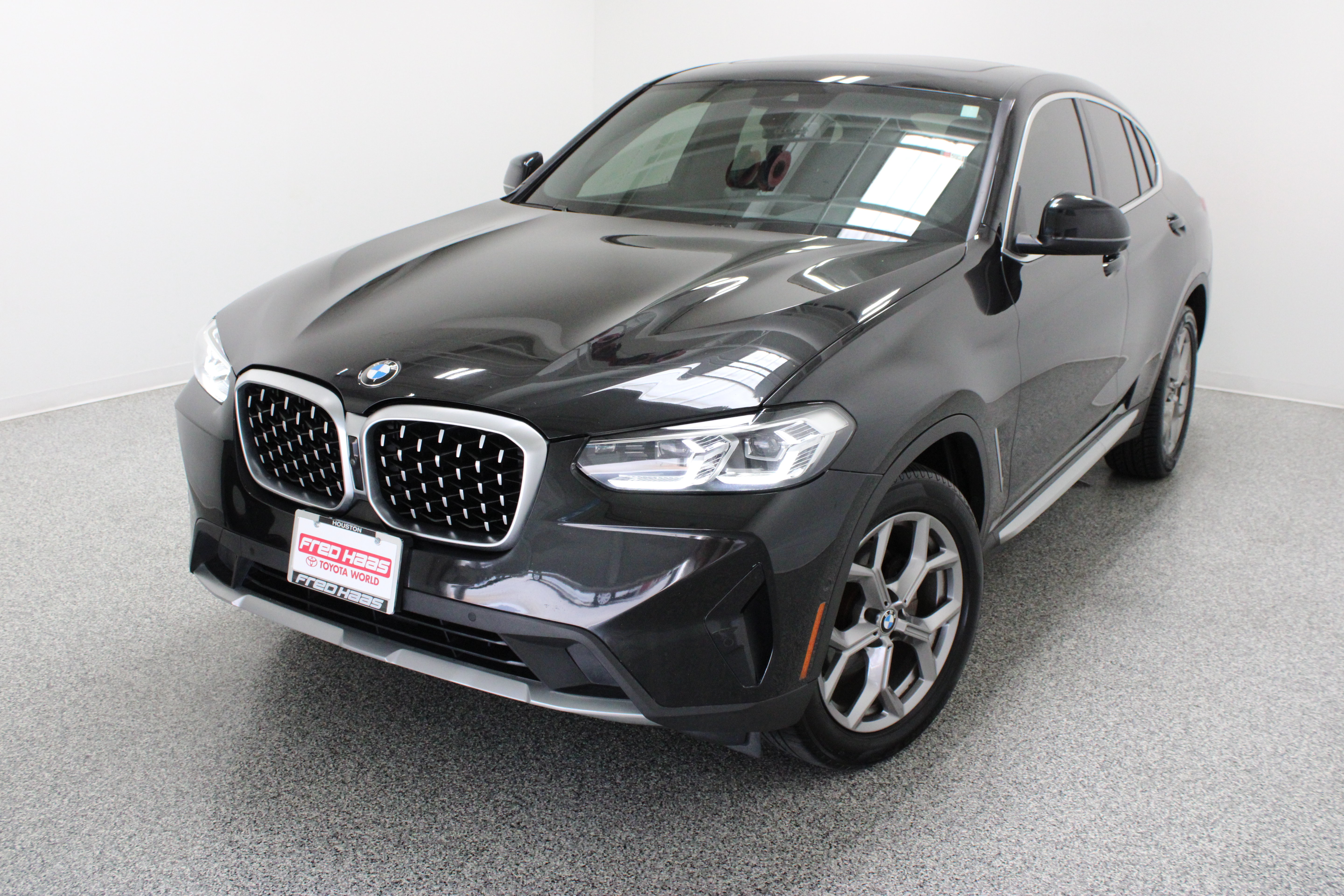 Used 2023 BMW X4 xDrive30i AWD/4WD image 2