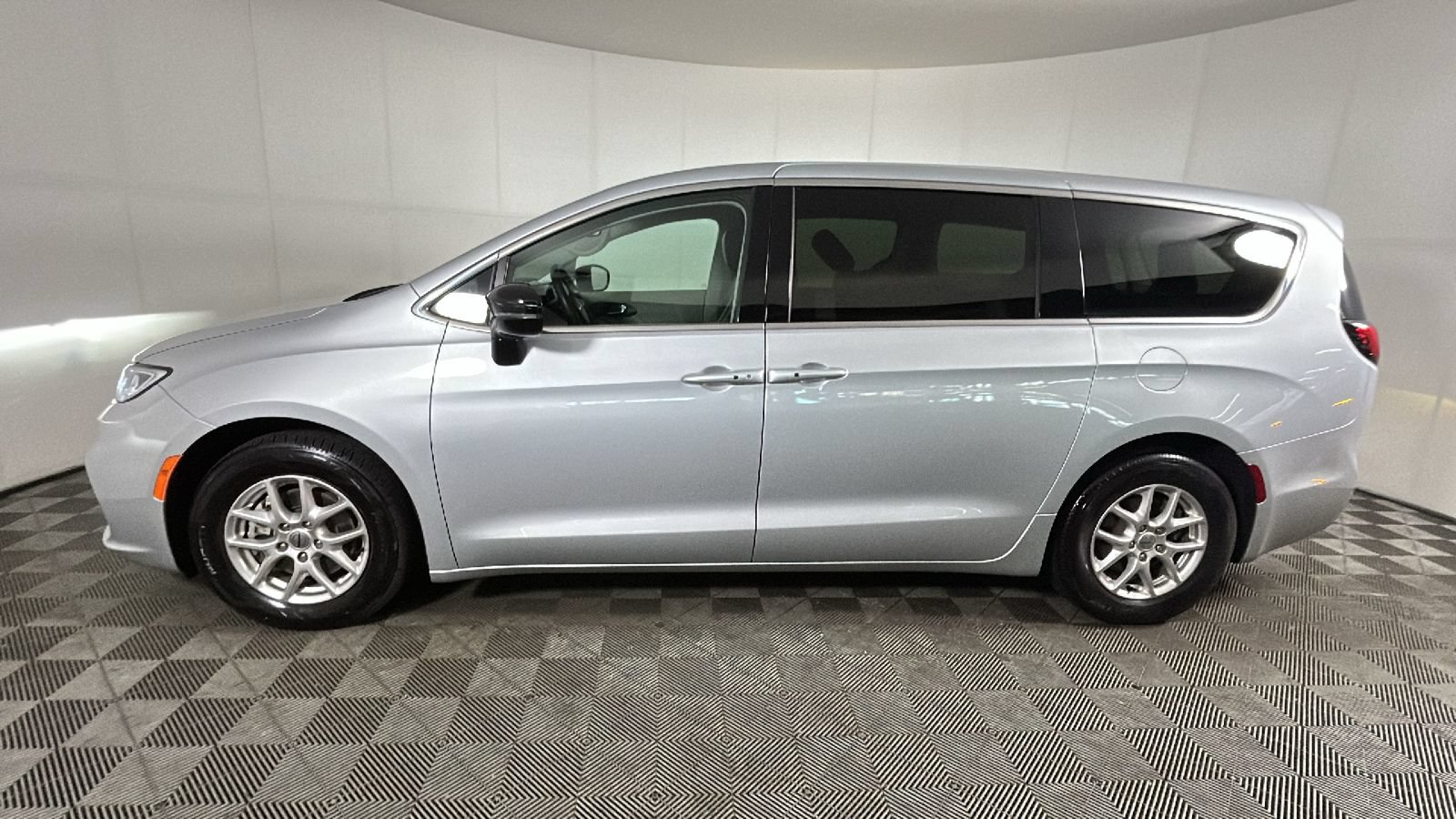 Used 2024 Chrysler Pacifica Touring-L FWD image 6