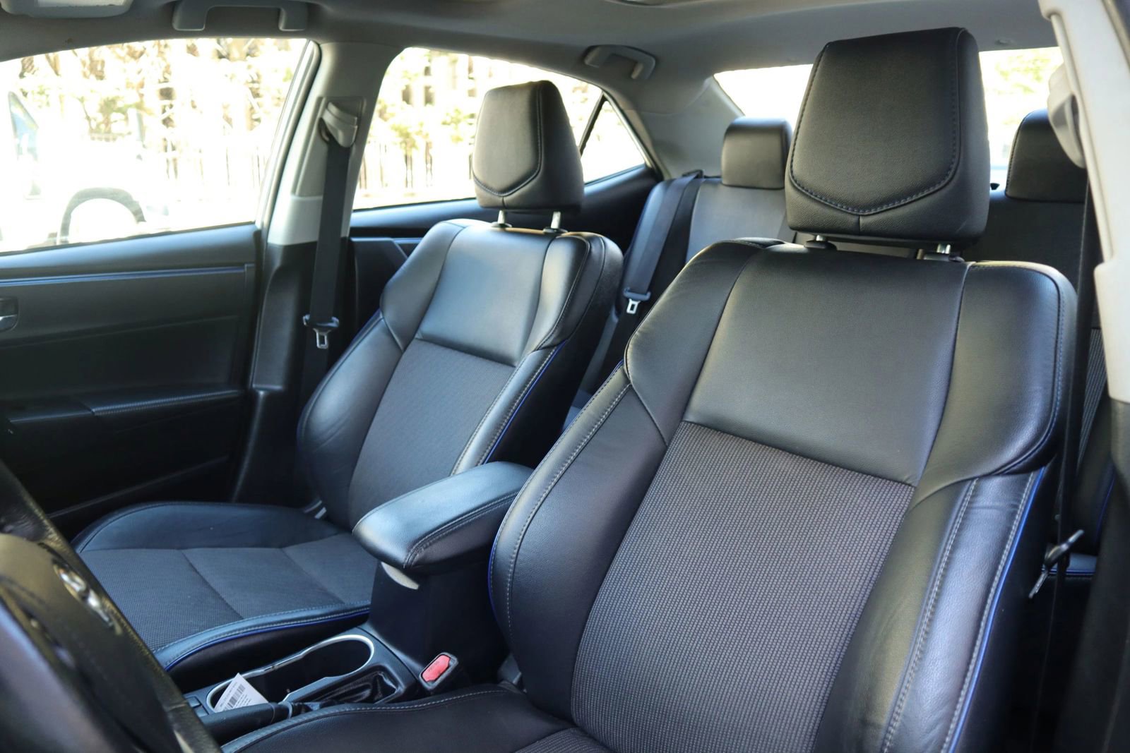 Used 2018 Toyota Corolla SE w/ SE Premium Package FWD image 16