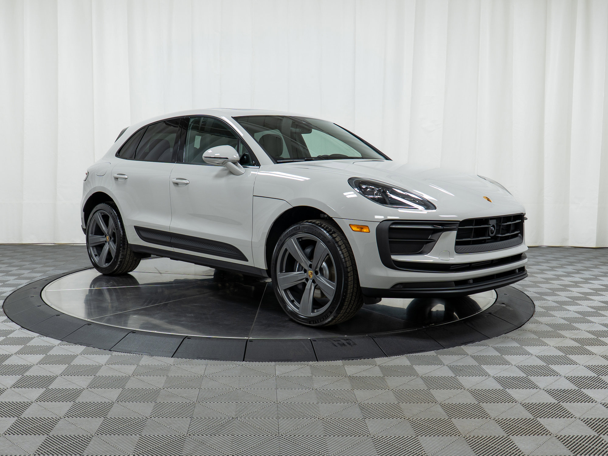 Used 2025 Porsche Macan image 9