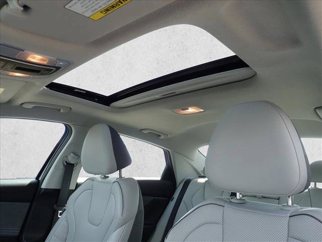 Used 2025 Hyundai Elantra Limited image 12