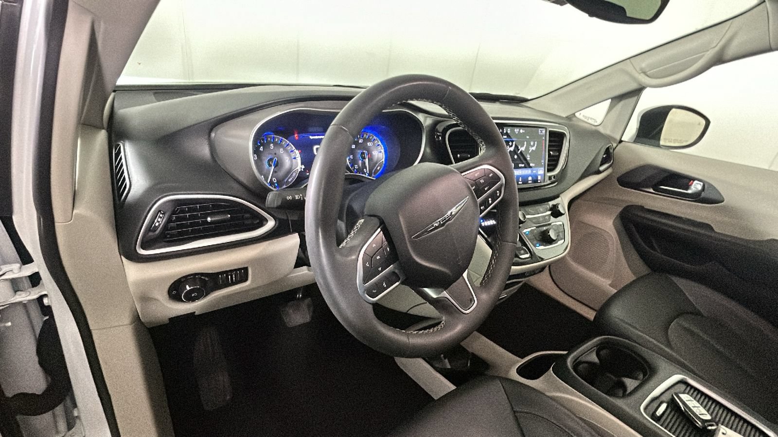 Used 2023 Chrysler Pacifica Touring-L FWD image 15