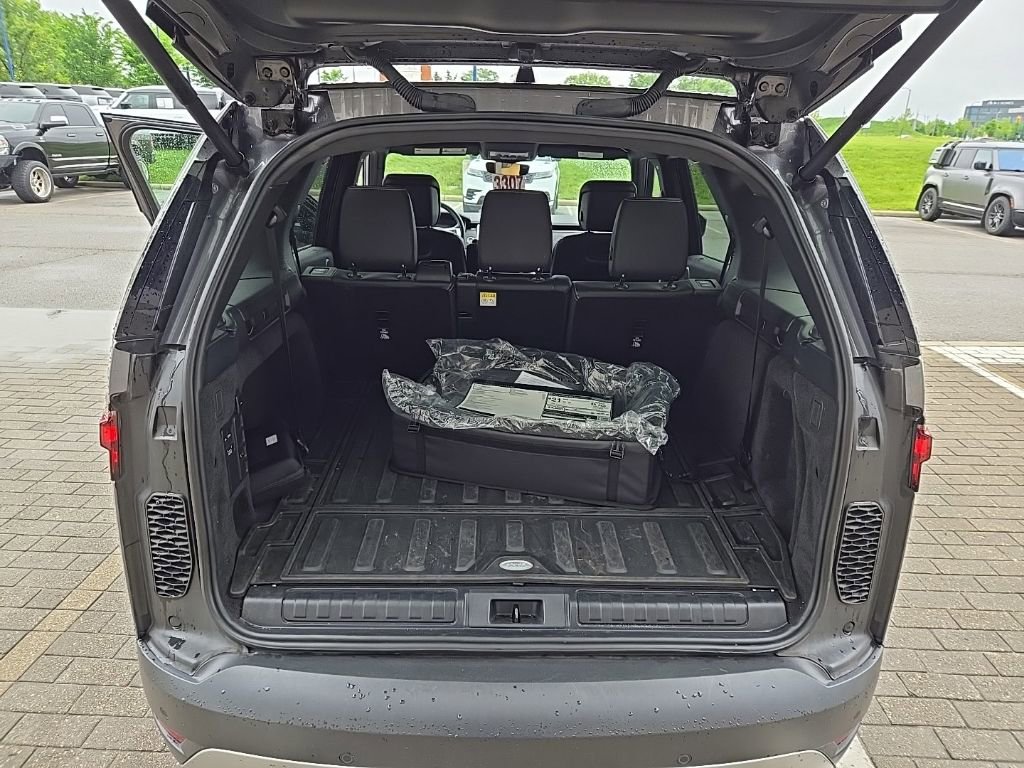 Certified 2025 Land Rover Discovery S AWD/4WD image 18