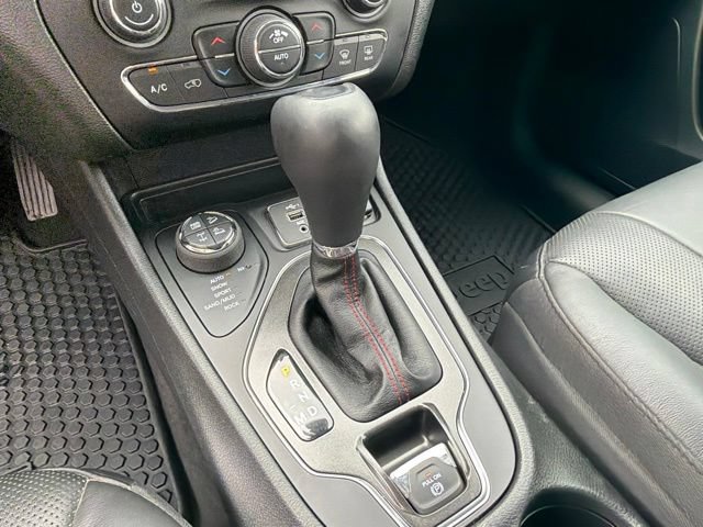 Used 2021 Jeep Cherokee Trailhawk AWD/4WD image 29