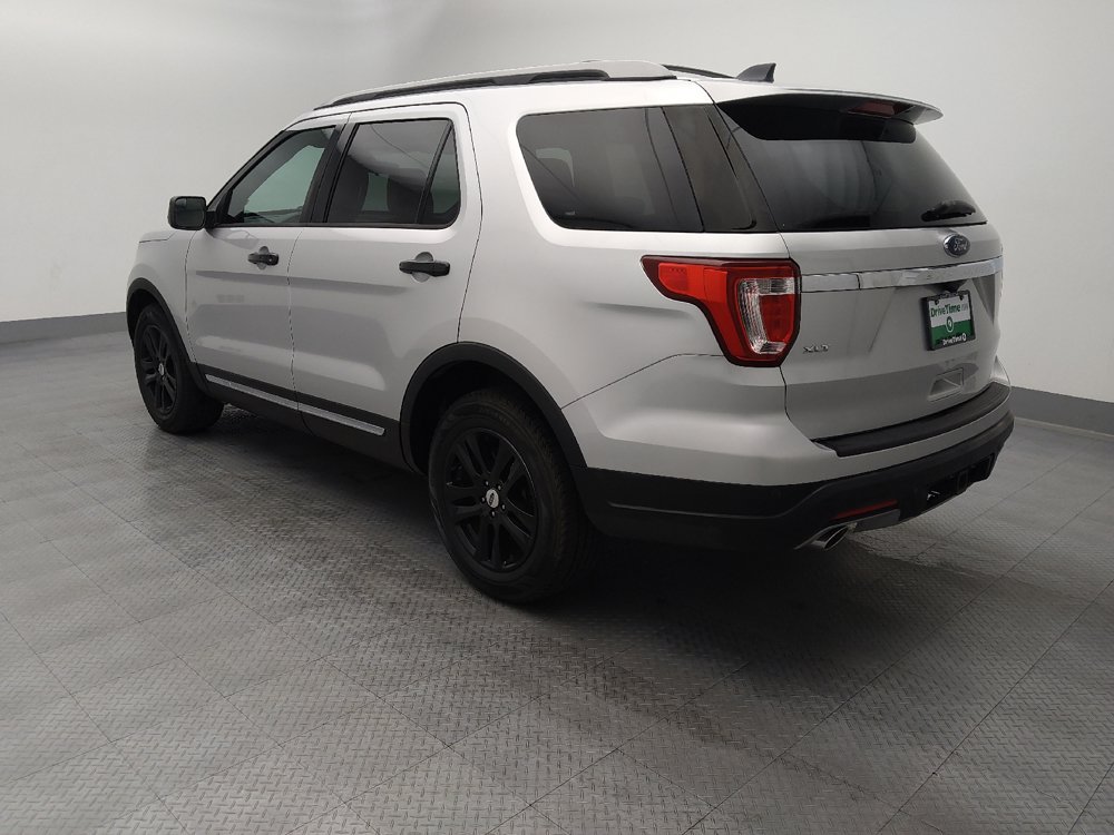 Used 2018 Ford Explorer XLT FWD image 3