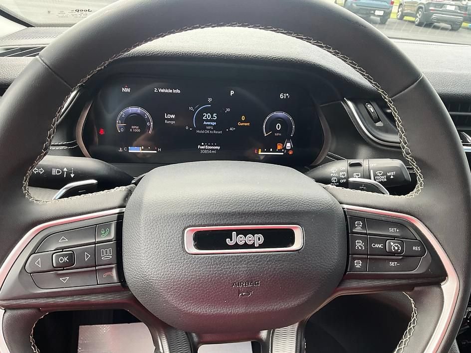 Used 2023 Jeep Grand Cherokee Laredo AWD/4WD image 24