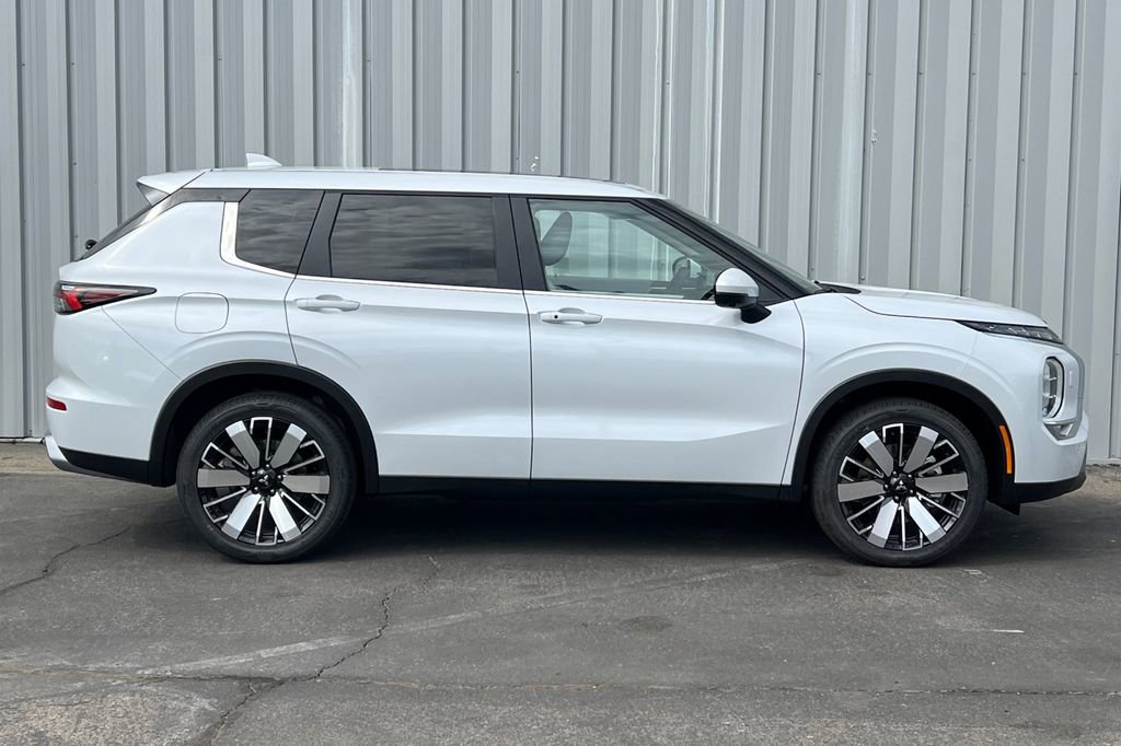 New 2026 Mitsubishi Outlander SE image 4