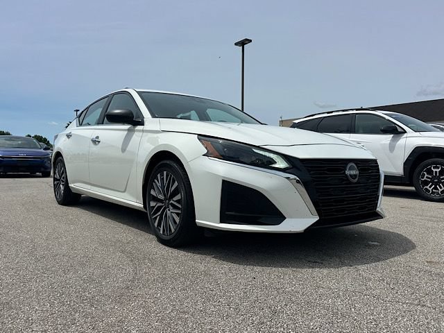 Used 2025 Nissan Altima 2.5 SV FWD image 12