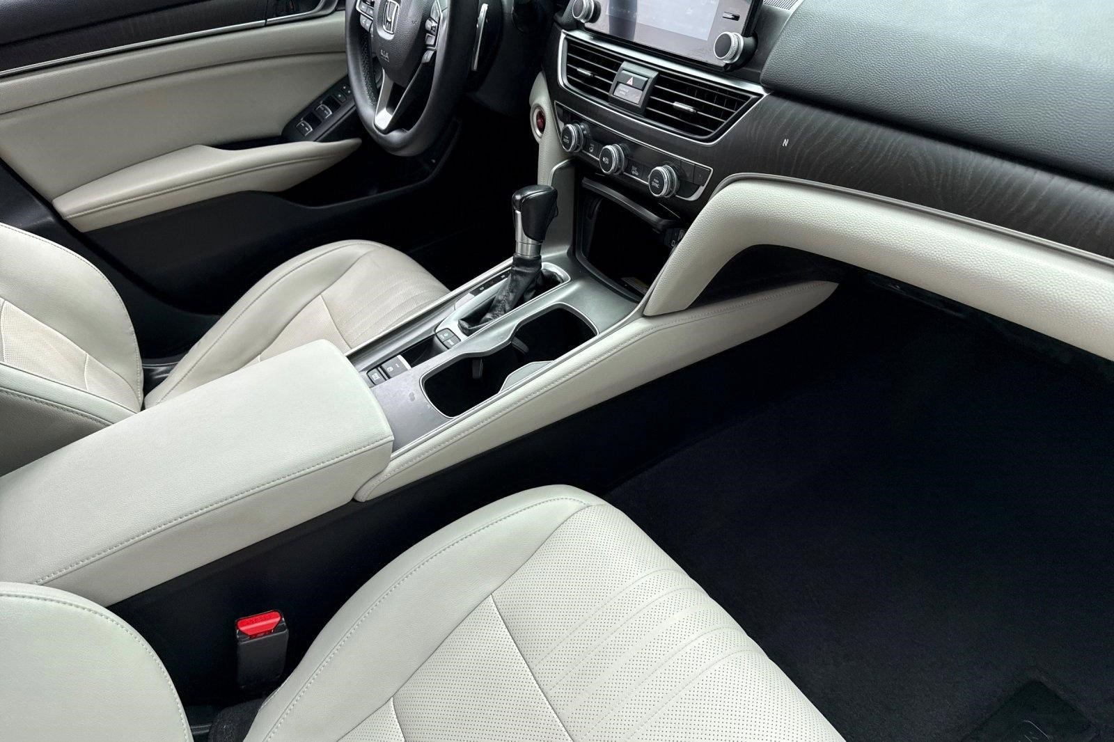 Used 2018 Honda Accord Touring image 31