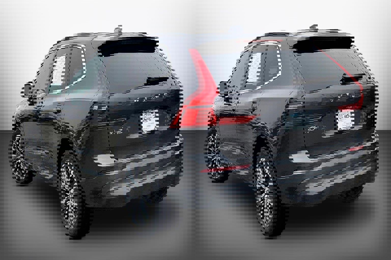 Used 2022 Volvo XC60 B5 Momentum w/ Climate Package image 13