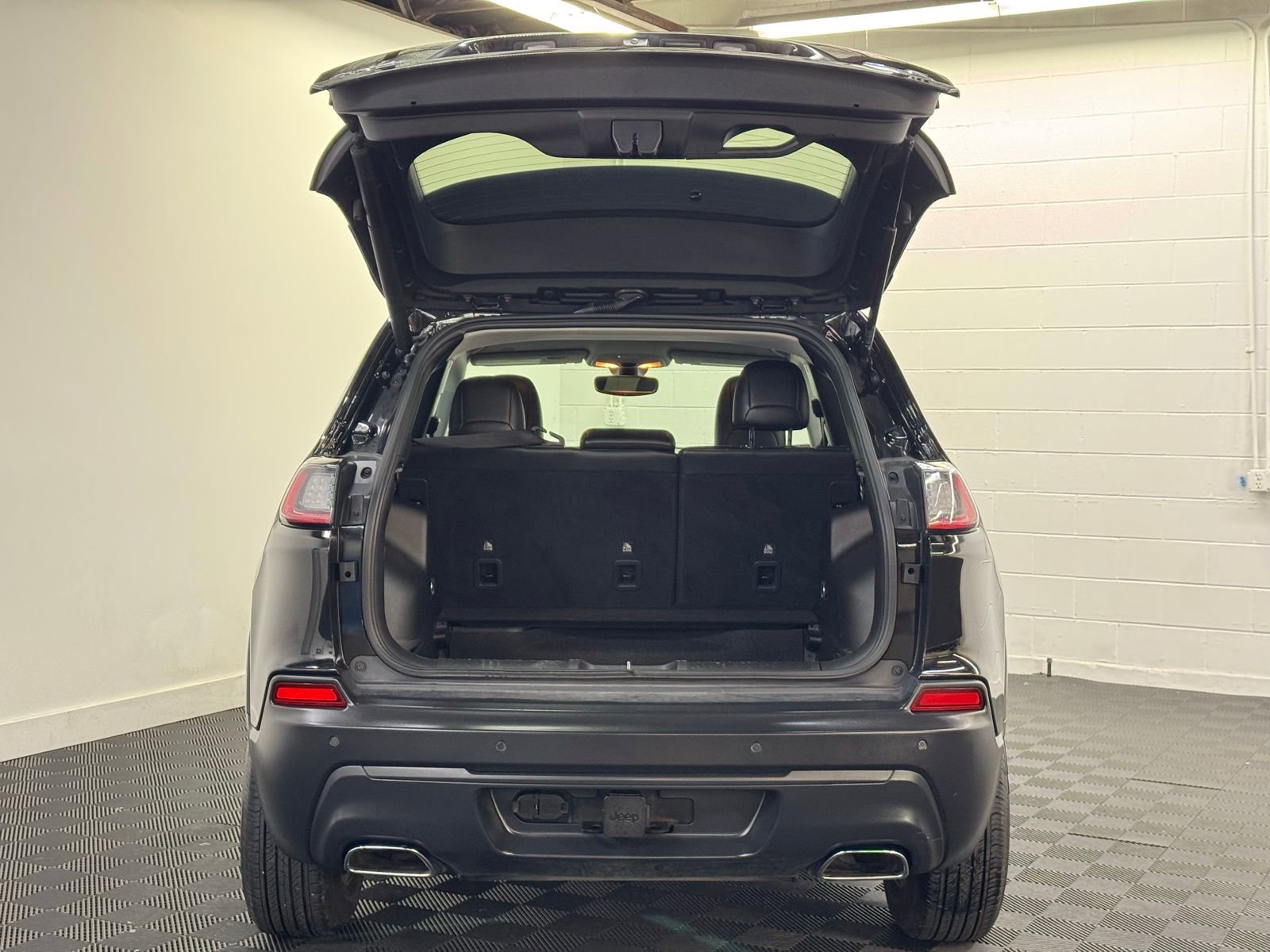 Used 2019 Jeep Cherokee Latitude Plus w/ Comfort/Convenience Group image 34