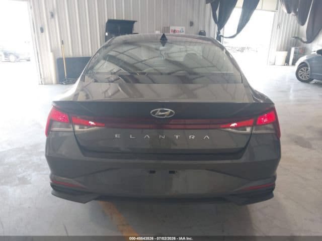 Used 2021 Hyundai Elantra SE FWD image 14