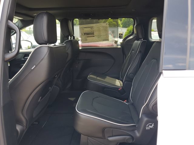 New 2027 Chrysler Pacifica Limited w/ Family Tech Group AWD/4WD image 14