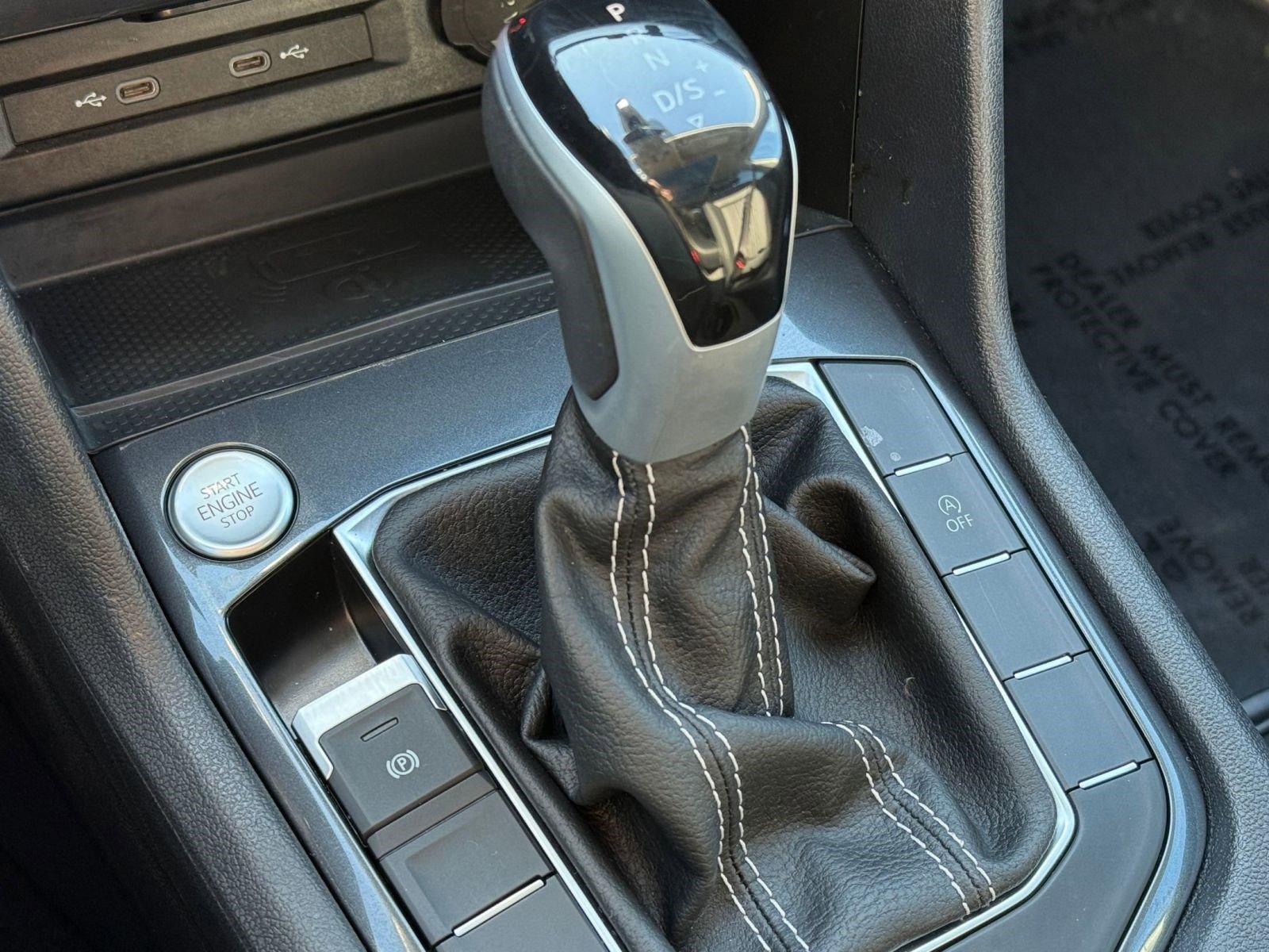 Used 2024 Volkswagen Tiguan SE w/ Panoramic Sunroof Package image 17