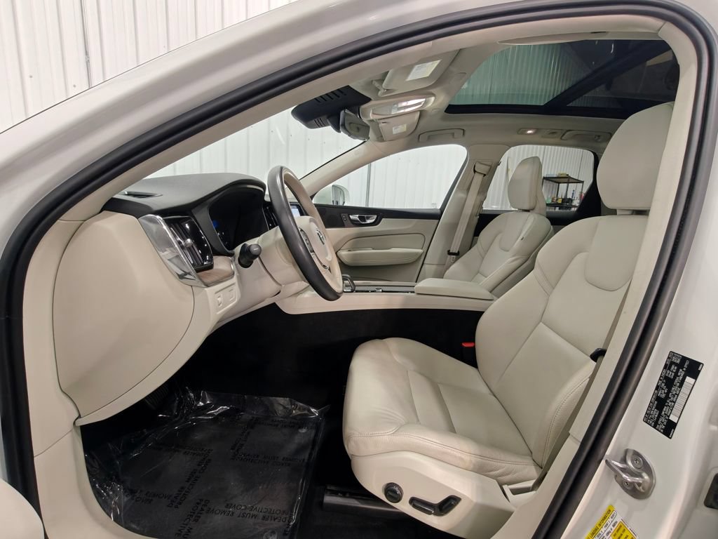 Used 2022 Volvo XC60 B5 Momentum AWD/4WD image 28