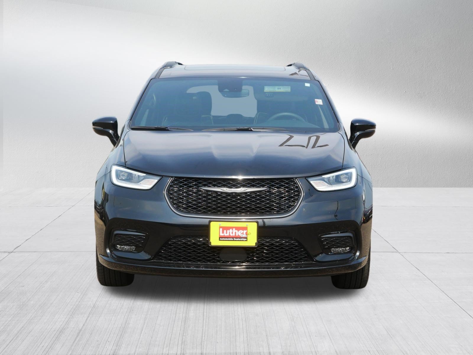 Used 2025 Chrysler Pacifica Limited FWD image 2