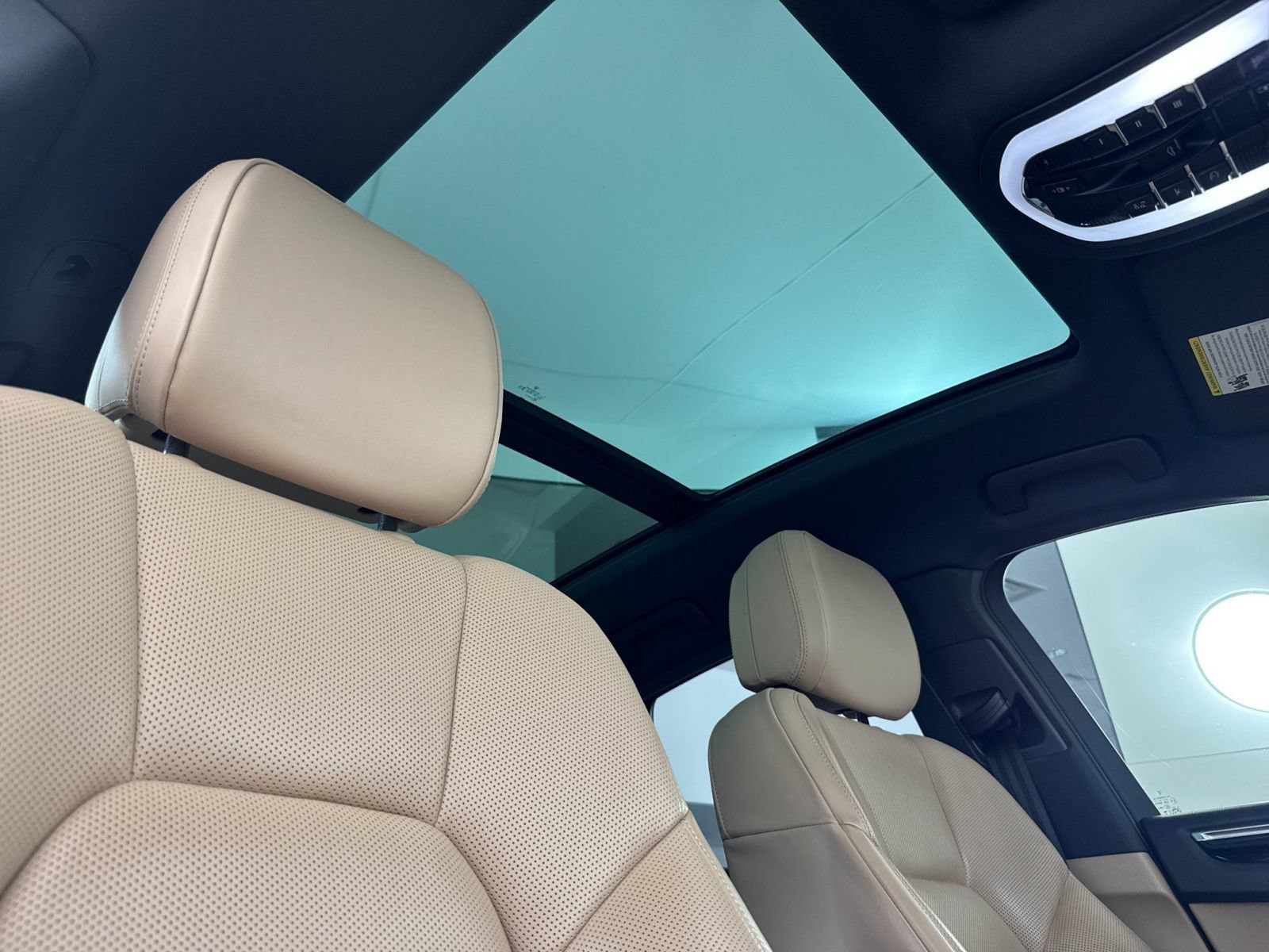 Certified 2024 Porsche Macan S AWD/4WD image 17