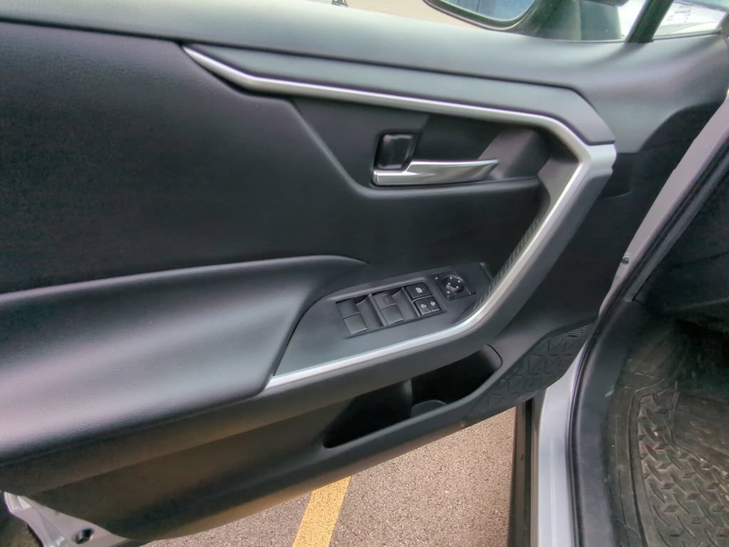 Used 2021 Toyota RAV4 XLE FWD image 8