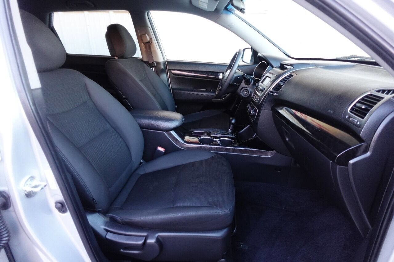 Used 2015 Kia Sorento LX image 9