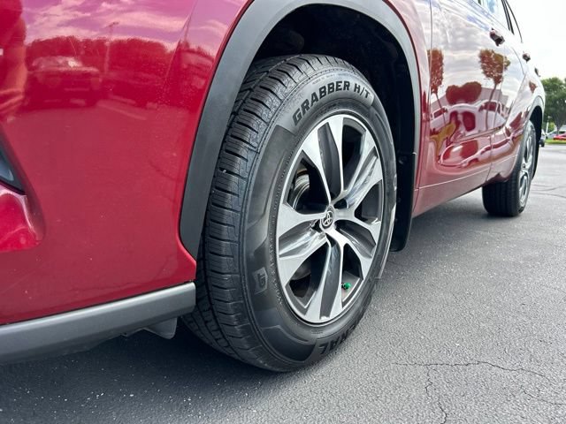 Used 2020 Toyota Highlander XLE AWD/4WD image 14