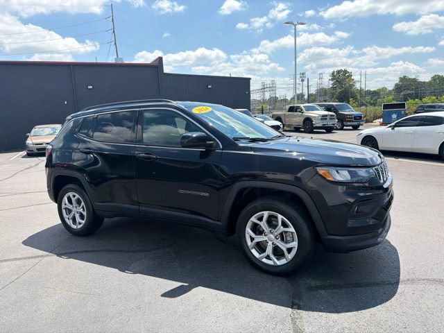 Used 2024 Jeep Compass Latitude AWD/4WD image 2