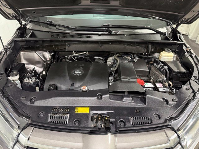 Used 2018 Toyota Highlander Limited AWD/4WD image 32