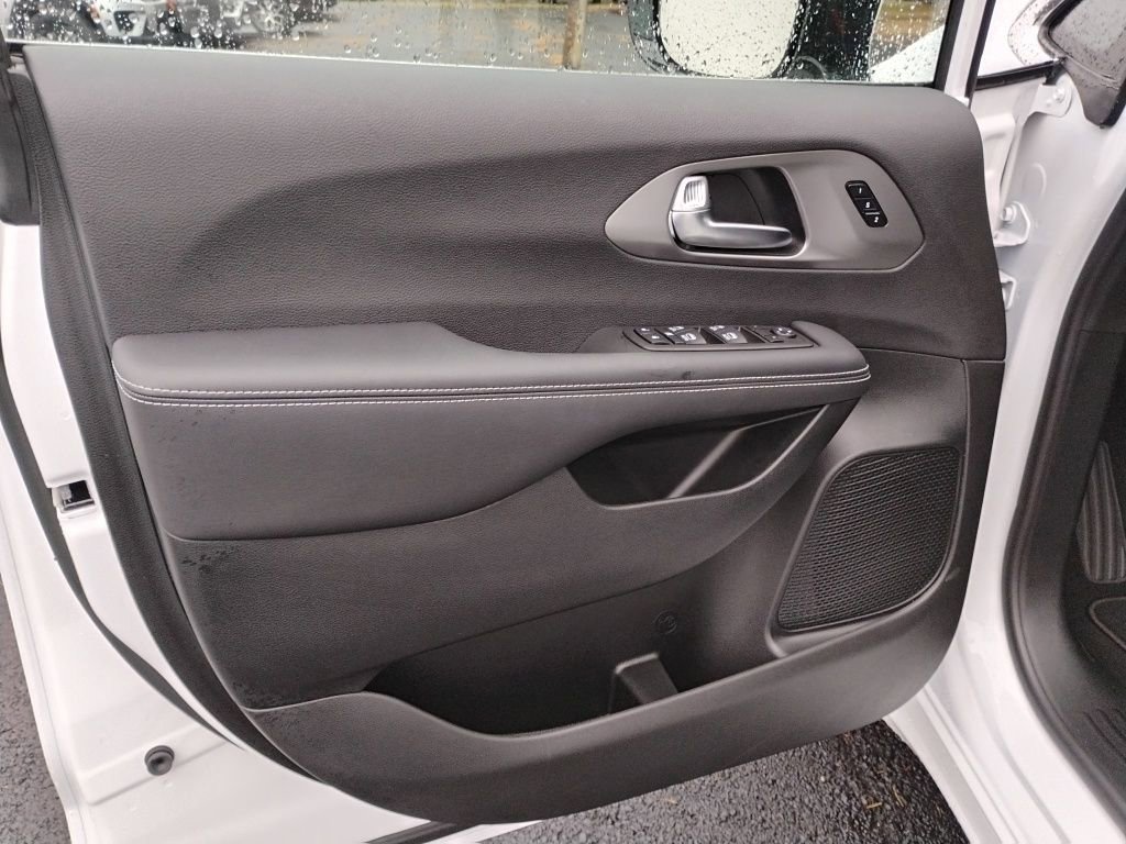 New 2026 Chrysler Pacifica Select image 21