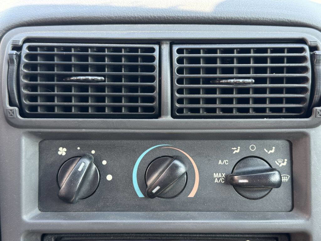 Used 2001 Ford Mustang Convertible image 14