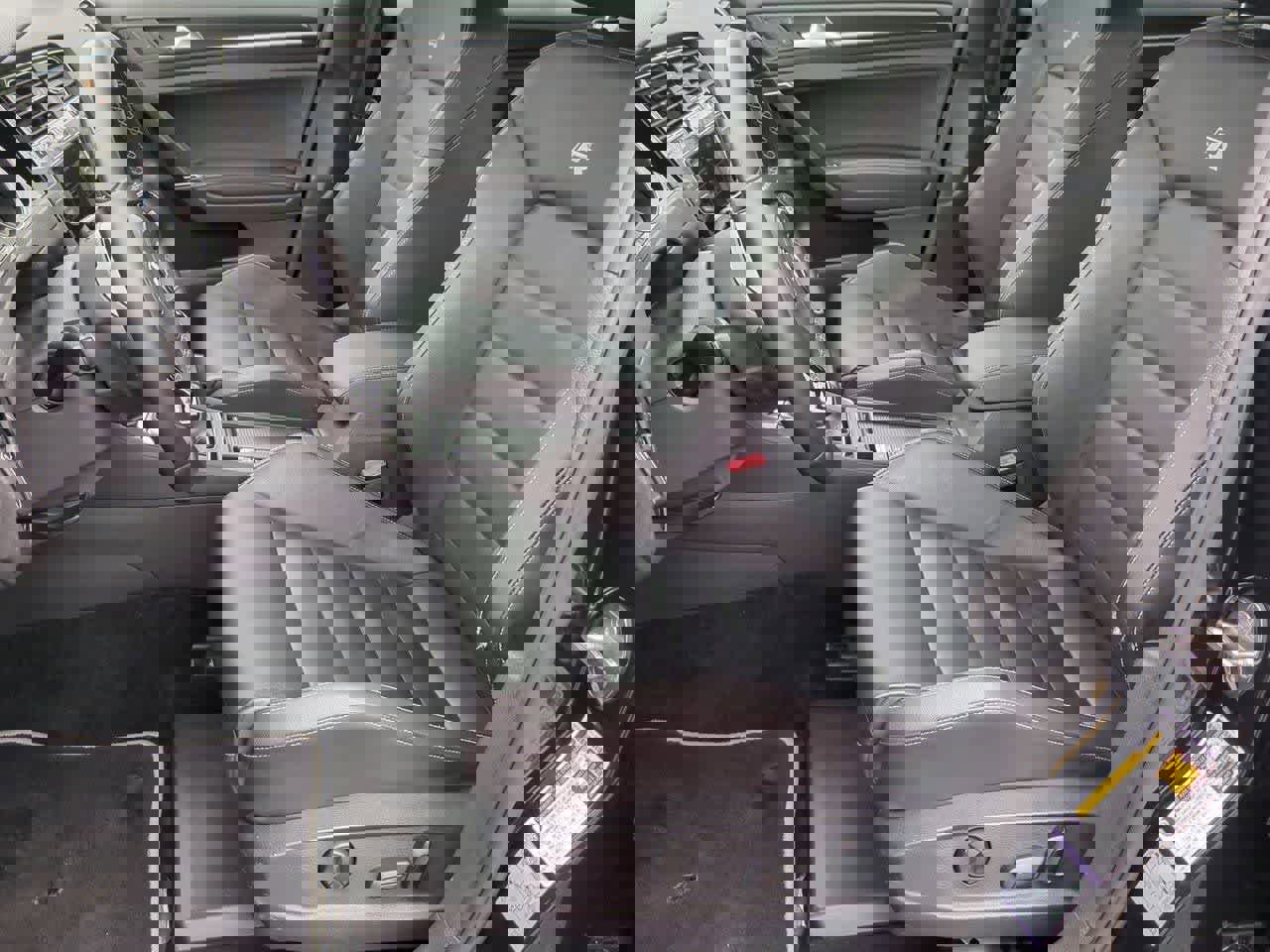 Used 2017 Volkswagen Golf R 4-Door image 15