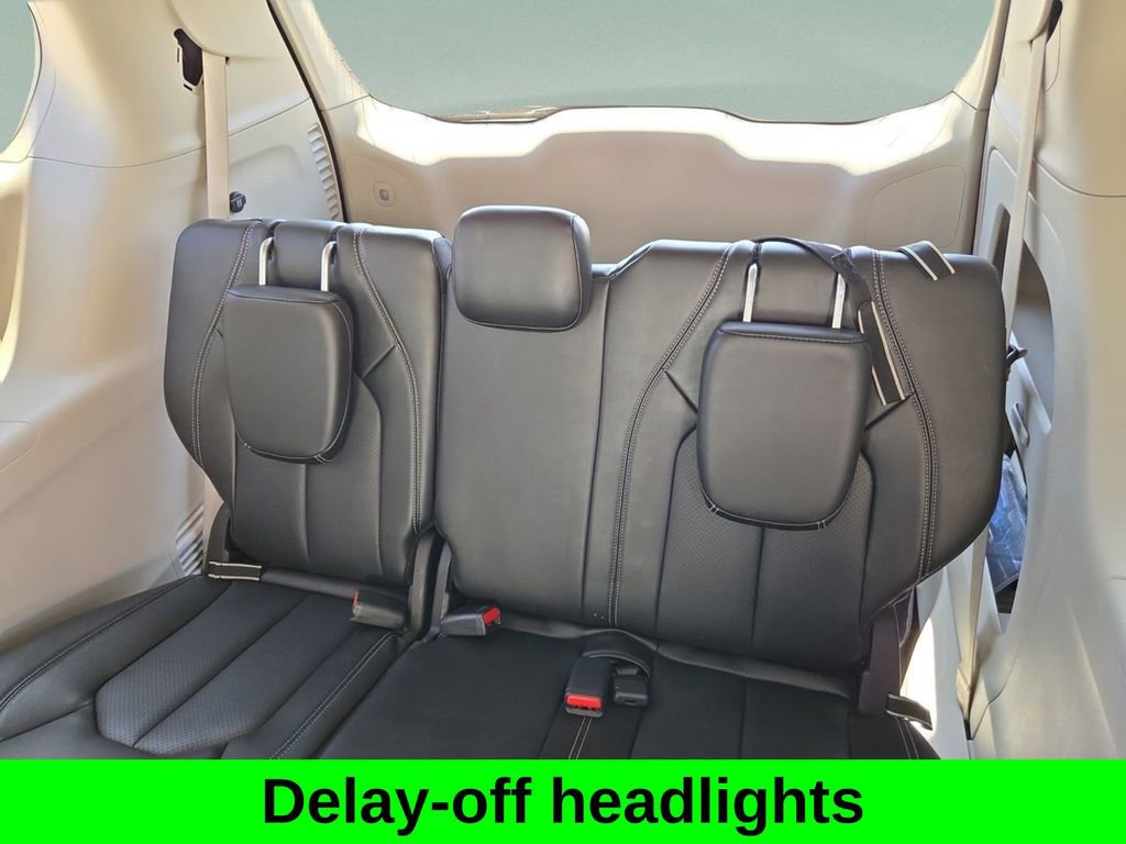 Used 2024 Chrysler Pacifica Touring-L image 16