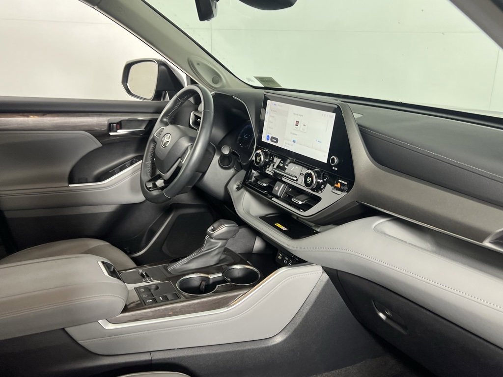 Used 2023 Toyota Highlander Limited image 31