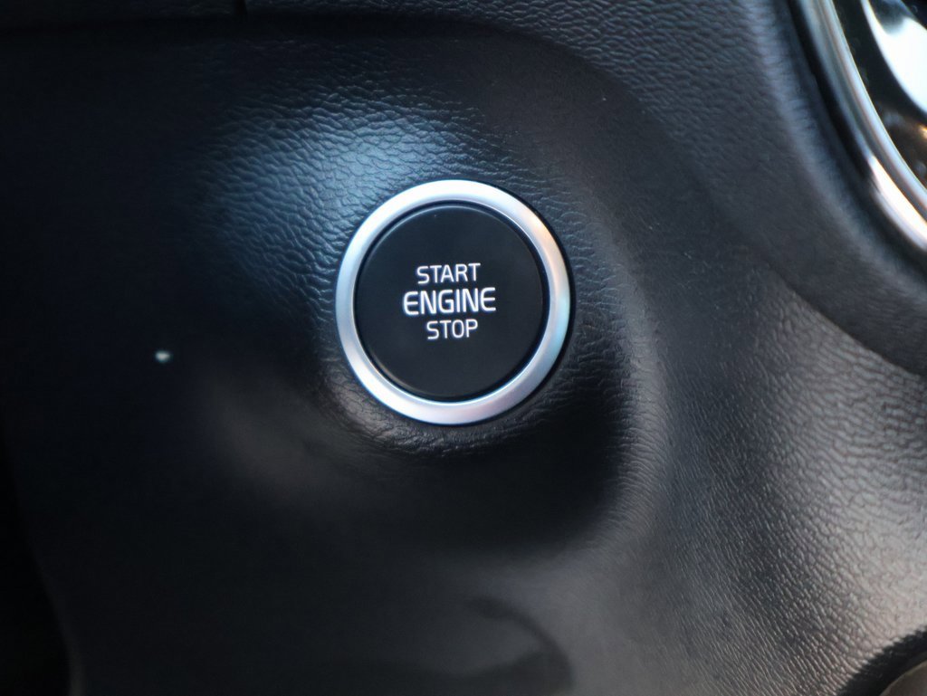 Used 2022 Volvo XC40 T5 Momentum image 33