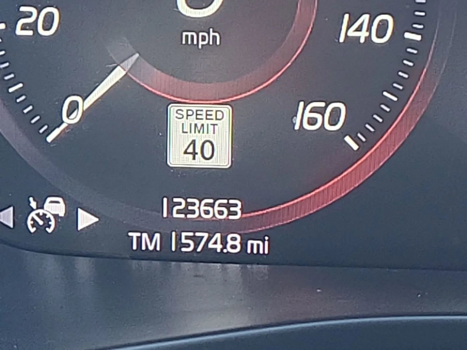 Used 2019 Volvo XC40 T4 R-Design image 13