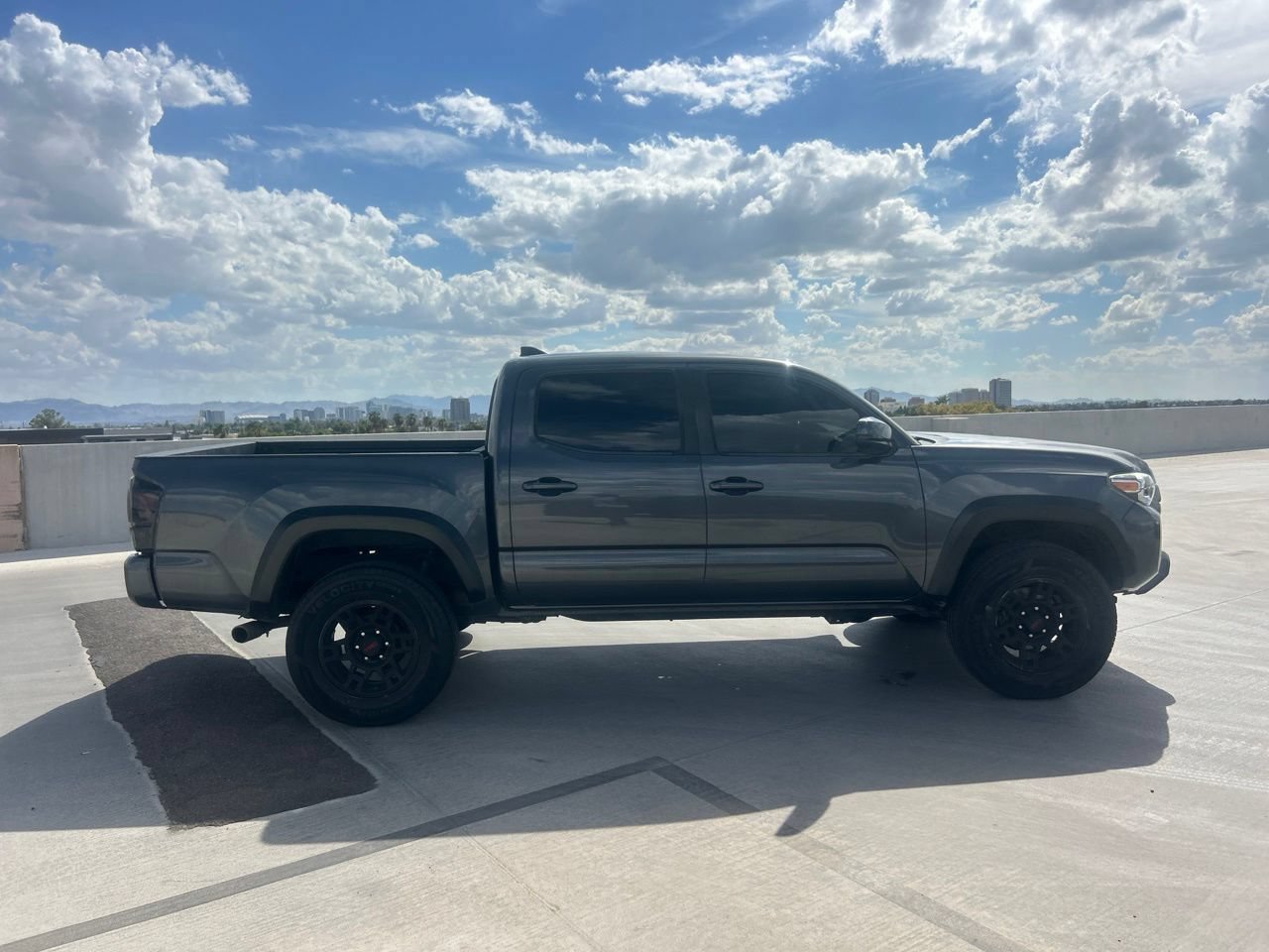 Used 2017 Toyota Tacoma TRD Off-Road w/ Premium & Technology Package AWD/4WD image 3