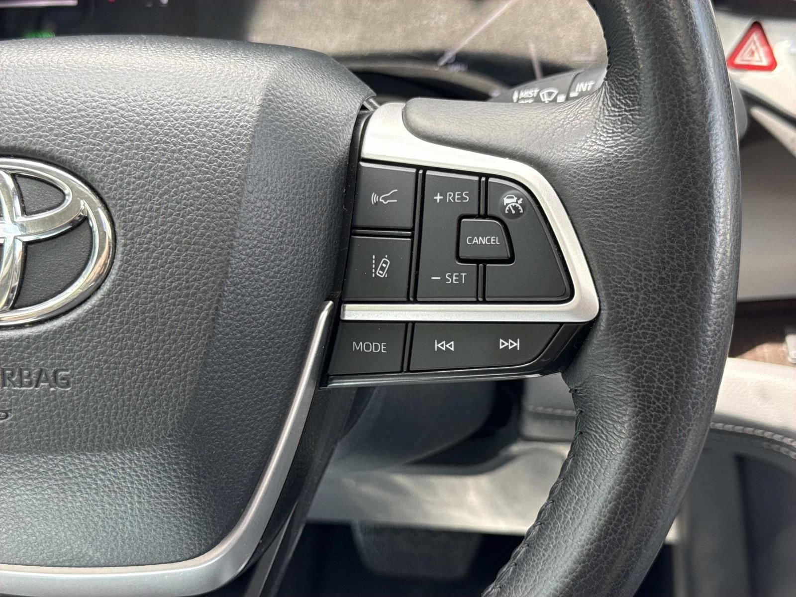 Used 2024 Toyota Sienna XLE FWD image 14